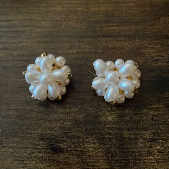 VNT Baroque Faux  Pearls Clip on Earrings/ Excellent - Picture 1 of 4